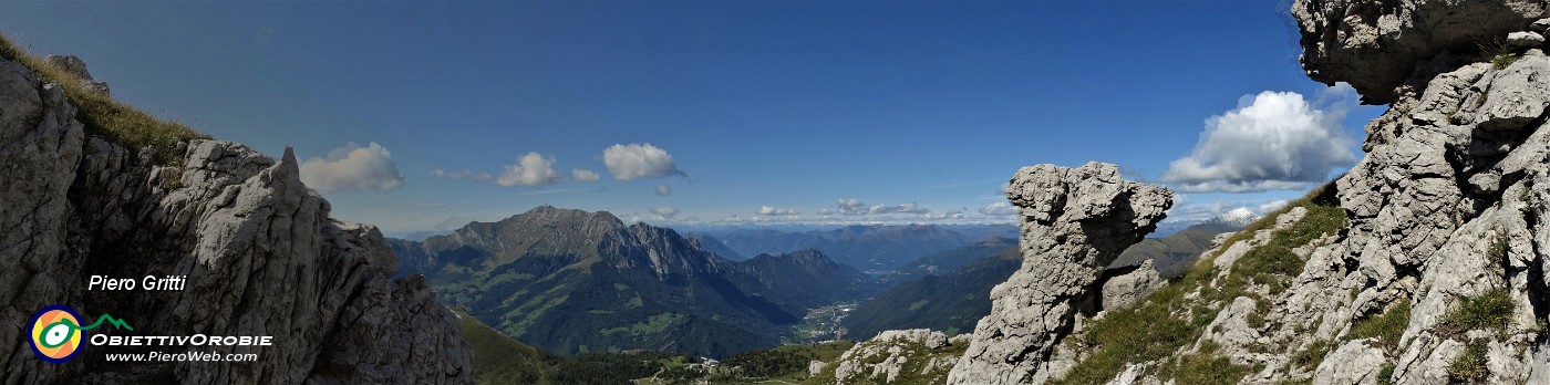 41 Dai roccioni finestra verso la Valsassina e  il Legnone lievemente imbiancato.jpg